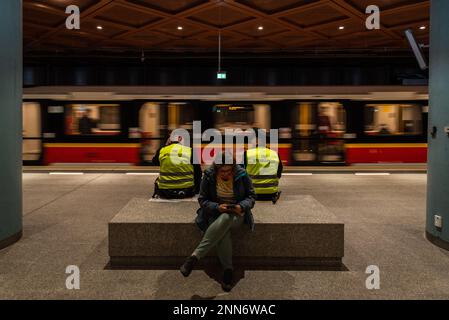 Passeggeri sulla metropolitana di Varsavia Foto Stock