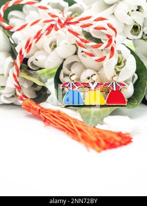 Bouquet di gocce di neve e corde bianche rosse e spilla tricolore su sfondo bianco, 1st marzo festa, Martisor Foto Stock