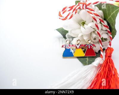 Bouquet di gocce di neve e corde bianche rosse e spilla tricolore su sfondo bianco, 1st marzo festa, Martisor Foto Stock