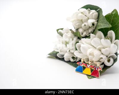 Bouquet di gocce di neve e corde bianche rosse e spilla tricolore su sfondo bianco, 1st marzo festa, Martisor Foto Stock