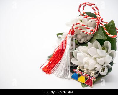 Bouquet di gocce di neve e corde bianche rosse e spilla tricolore su sfondo bianco, 1st marzo festa, Martisor Foto Stock