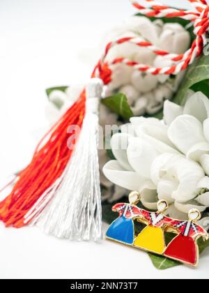 Bouquet di gocce di neve e corde bianche rosse e spilla tricolore su sfondo bianco, 1st marzo festa, Martisor Foto Stock