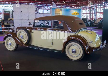 Vista laterale di un'auto Mercedes Benz alla mostra ClassicMadrid di auto d'epoca e d'epoca inaugurata a Madrid e organizzata dall'Salón Inter Foto Stock