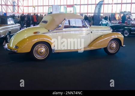 Mercedes Benz auto classica alla fiera ClassicMadrid di auto d'epoca e d'epoca inaugurata a Madrid e organizzata dalla Salón Internacional del VE Foto Stock