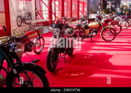 Linea di moto alla fiera ClassicMadrid di auto d'epoca e d'epoca inaugurata a Madrid e organizzata dalla Salón Internacional del Vehículo Foto Stock