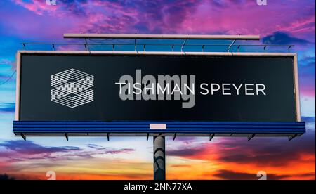POZNAN, POL - 8 FEBBRAIO 2023: Affissione pubblicitaria che mostra il logo di Tishman Speyer Properties, una società americana che investe nel settore immobiliare Foto Stock