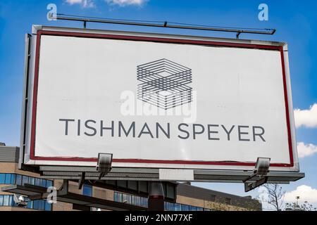 POZNAN, POL - 8 FEBBRAIO 2023: Affissione pubblicitaria che mostra il logo di Tishman Speyer Properties, una società americana che investe nel settore immobiliare Foto Stock