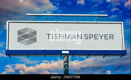 POZNAN, POL - 8 FEBBRAIO 2023: Affissione pubblicitaria che mostra il logo di Tishman Speyer Properties, una società americana che investe nel settore immobiliare Foto Stock