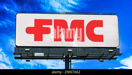 POZNAN, POL - 11 GENNAIO 2023: Affissione pubblicitaria che mostra il logo di FMC Corporation, una società di produzione chimica con sede a Philadelphia, Pennsy Foto Stock