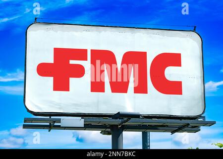 POZNAN, POL - 11 GENNAIO 2023: Affissione pubblicitaria che mostra il logo di FMC Corporation, una società di produzione chimica con sede a Philadelphia, Pennsy Foto Stock