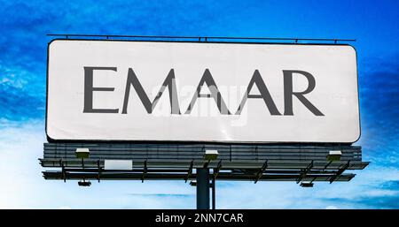 POZNAN, POL - 8 FEBBRAIO 2023: Affissione pubblicitaria che mostra il logo di Emaar Properties, una multinazionale di sviluppo immobiliare con sede nel Foto Stock