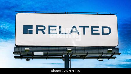 POZNAN, POL - 8 FEBBRAIO 2023: Affissione pubblicitaria che visualizza il logo delle società correlate, una società immobiliare americana a New York City Foto Stock