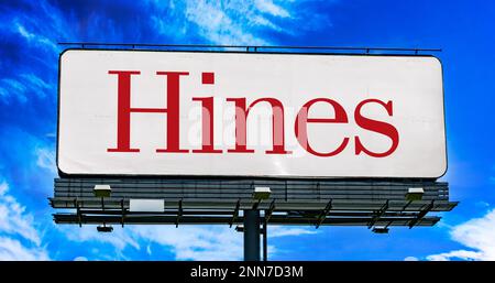POZNAN, POL - 8 FEBBRAIO 2023: Affissione pubblicitaria che mostra il logo di Hines Interests Limited Partnership, una società privata che investe in un Foto Stock