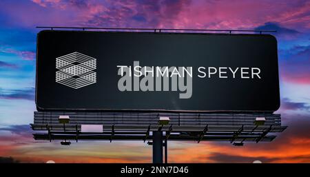 POZNAN, POL - 8 FEBBRAIO 2023: Affissione pubblicitaria che mostra il logo di Tishman Speyer Properties, una società americana che investe nel settore immobiliare Foto Stock