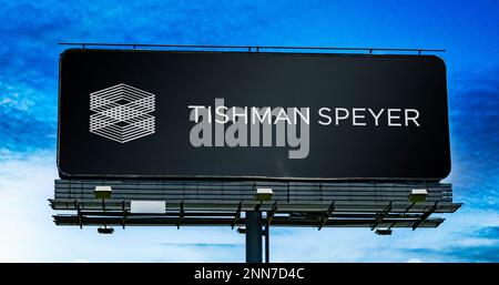 POZNAN, POL - 8 FEBBRAIO 2023: Affissione pubblicitaria che mostra il logo di Tishman Speyer Properties, una società americana che investe nel settore immobiliare Foto Stock