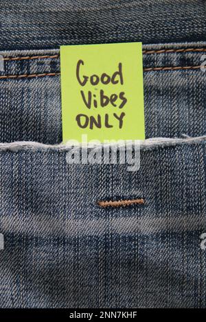 Viri buoni solo citazione. Virgolette motivazionali iscrizione su un tag in una tasca di jeans blu. Foto Stock