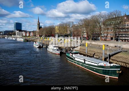 Brema, Germania. 25th Feb, 2023. Diverse navi sono ormeggiate nel Weser sul lungomare di Schlachte vicino alla città vecchia in condizioni di sole. Credit: Hauke-Christian Dittrich/dpa/Alamy Live News Foto Stock