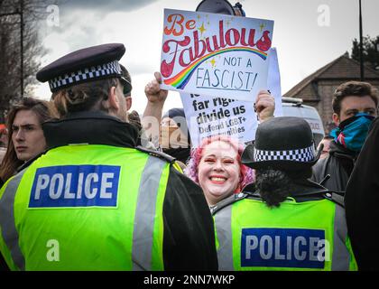 Londra, Regno Unito, 25th febbraio 2023. Un manifestante con il segno 'Be Fabulous, not a fascist'. Più di 500 attivisti di 'Stand Up to Racism', gruppi LGBT e comunità locale hanno organizzato un raduno per sostenere una sessione di narrazione con drag queen 'That Girl' al pub Honor Oak nel sud-est di Londra, Con l'obiettivo di contrastare una protesta minore di circa 20-30 attivisti di "Turning Point UK", cui ha partecipato il commentatore di destra Calvin Robinson. Gli scontri tra i più forti sostenitori di destra e sinistra hanno portato ad una pesante presenza della polizia. L'evento di narrazione è andato avanti come pianificato con Foto Stock