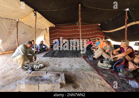 Campo beduino tradizionale, Wadi Feynan, al-Sharat, deserto di Wadi Araba, Giordania centro-meridionale, Medio Oriente. Foto Stock