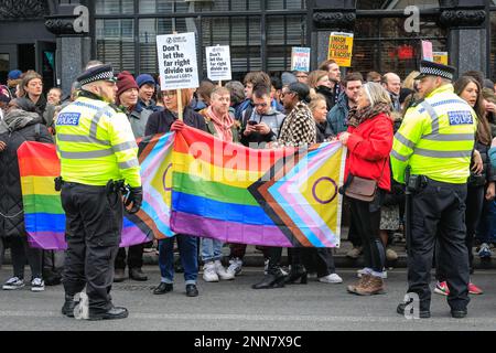 Londra, Regno Unito, 25th febbraio 2023. Più di 500 attivisti di 'Stand Up to Racism', gruppi LGBT e comunità locale hanno organizzato un raduno per sostenere una sessione di narrazione con drag queen 'That Girl' al pub Honor Oak nel sud-est di Londra, Con l'obiettivo di contrastare una protesta minore di circa 20-30 attivisti di "Turning Point UK", cui ha partecipato il commentatore di destra Calvin Robinson. Gli scontri tra i più forti sostenitori di destra e sinistra hanno portato ad una pesante presenza della polizia. L'evento storytelling è andato avanti come previsto con una protezione più stretta. Foto Stock