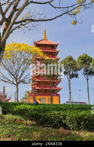 27 gennaio 2023, provincia di Lam Dong, Vietnam: La scena del Monastero di Bat Nha nella stagione delle capesante gialle Foto Stock