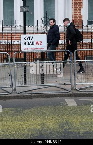 Notting Hill Gate, Londra, Regno Unito. 25th Feb 2023. La sezione di Bayswater Road di fronte al consolato russo è rinominata Kyiv Road. Credit: Matthew Chattle/Alamy Live News Foto Stock