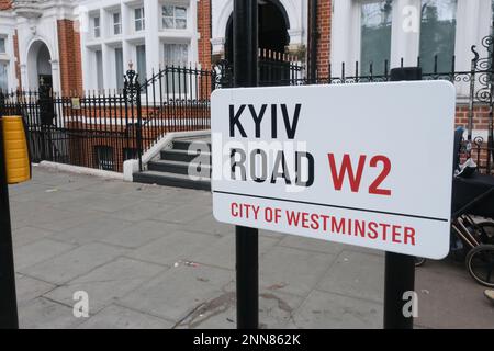 Notting Hill Gate, Londra, Regno Unito. 25th Feb 2023. La sezione di Bayswater Road di fronte al consolato russo è rinominata Kyiv Road. Credit: Matthew Chattle/Alamy Live News Foto Stock