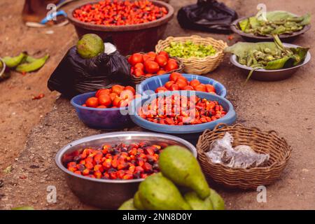 Una serie di ciotole colorate piene di una varietà di frutta e verdura fresca esposte su una superficie piana Foto Stock