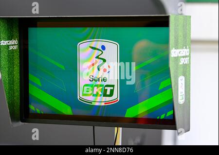 Venezia, Italia. 25th Feb, 2023. V.A.R. (Video Assistant Referee) durante Venezia FC vs Cagliari Calcio, partita italiana di calcio Serie B a Venezia, 25 2023 febbraio Credit: Independent Photo Agency/Alamy Live News Foto Stock