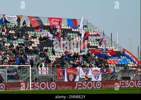 Venezia, Italia. 25th Feb, 2023. Cagliari Calcio tifosi durante Venezia FC vs Cagliari Calcio, partita italiana di calcio Serie B a Venezia, febbraio 25 2023 Credit: Independent Photo Agency/Alamy Live News Foto Stock