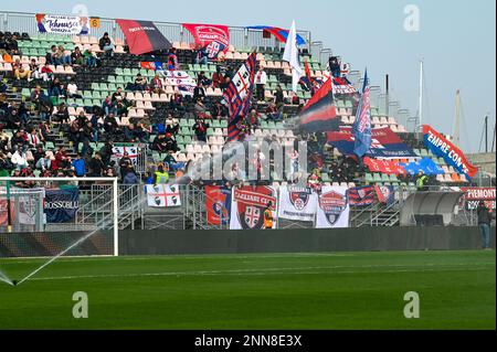 Venezia, Italia. 25th Feb, 2023. Cagliari Calcio tifosi durante Venezia FC vs Cagliari Calcio, partita italiana di calcio Serie B a Venezia, febbraio 25 2023 Credit: Independent Photo Agency/Alamy Live News Foto Stock