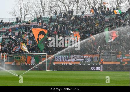 Venezia, Italia. 25th Feb, 2023. Tifosi Venezia FC durante Venezia FC vs Cagliari Calcio, partita italiana di calcio Serie B a Venezia, Italia, febbraio 25 2023 Credit: Independent Photo Agency/Alamy Live News Foto Stock