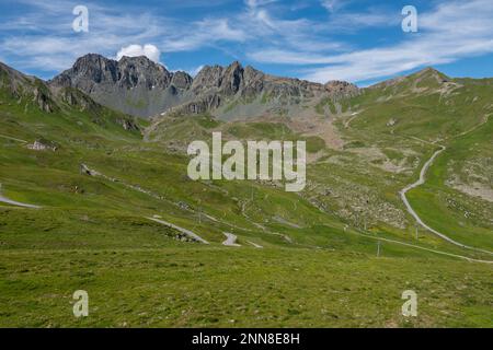 Sentieri per escursioni a piedi e in bicicletta sulle montagne della Silvretta Arena di Ischgl. L'enorme catena montuosa sul retro e anche un cielo nuvoloso. Ed erba verde. Foto Stock