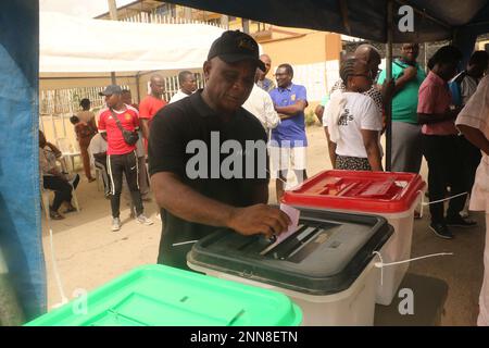 Abuja, Nigeria. 25th Feb, 2023. Un uomo lancia il suo voto in un seggio elettorale a Ikeja, Stato di Lagos, Nigeria, il 25 febbraio 2023. Le elezioni presidenziali e parlamentari nigeriane sono state inaugurate sabato mentre gli elettori si sono recati alle urne nazionali per eleggere un nuovo presidente e membri dell'assemblea nazionale. Credit: Emma Osodi/Xinhua/Alamy Live News Foto Stock