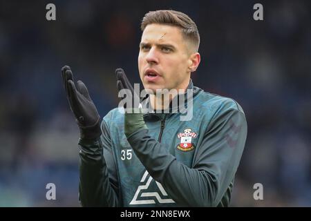 Jan Bednarek #35 di Southampton batte le mani e applaude i sostenitori davanti alla partita della Premier League Leeds United vs Southampton a Elland Road, Leeds, Regno Unito, 25th febbraio 2023 (Foto di James Heaton/News Images) Foto Stock