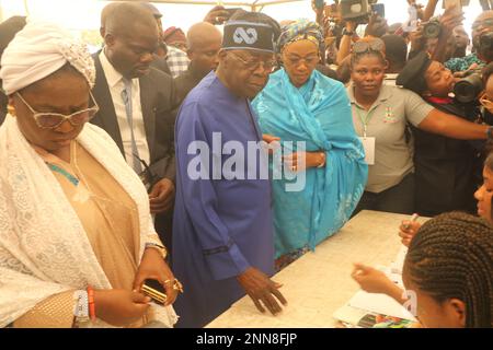 Abuja, Nigeria. 25th Feb, 2023. Bola Tinubu (2nd L, davanti), candidata presidenziale del Congresso dei progressisti al governo, ha espresso il suo voto in un seggio elettorale a Ikeja, Stato di Lagos, Nigeria, il 25 febbraio 2023. Le elezioni presidenziali e parlamentari nigeriane sono state inaugurate sabato mentre gli elettori si sono recati alle urne nazionali per eleggere un nuovo presidente e membri dell'assemblea nazionale. Credit: Emma Osodi/Xinhua/Alamy Live News Foto Stock