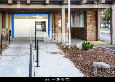 ATM sulla parete esterna dell'edificio della banca Foto Stock