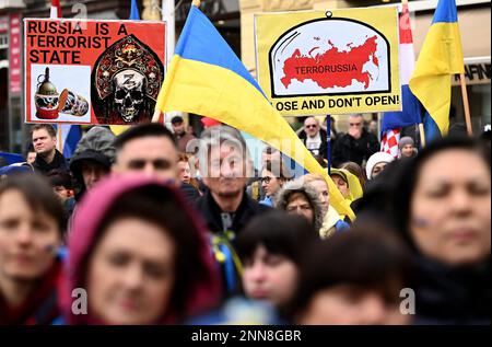 La gente si riunisce per mostrare il proprio sostegno all'Ucraina, nel primo anniversario dell'invasione russa, in Piazza Ban Josip Jelacic a Zagabria, Croazia, il 25 febbraio 2023. La riunione è organizzata dall'Ambasciata d'Ucraina, dalla Città di Zagabria e dalla Comunità Ucraina della Città di Zagabria. Foto: Marko Lukunic/PIXSELOL Foto Stock