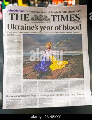 Il titolo del giornale Times prima pagina Ucraina primo anno di guerra articolo 'Ucraina 'anno di sangue' 24 febbraio 2023 Londra Inghilterra Regno Unito Gran Bretagna Foto Stock