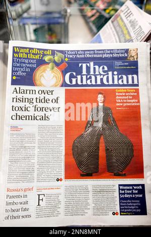 'Allarme per l'aumento della marea di sostanze tossiche 'Forever Chemicals' Guardian quotidiano PFAS sostanze chimiche inquinanti articolo 23 febbraio 2023 Londra UK Foto Stock