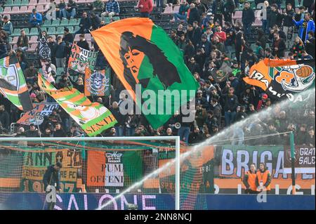 Venezia, Italia. 25th Feb, 2023. Tifosi Venezia FC durante Venezia FC vs Cagliari Calcio, partita italiana di calcio Serie B a Venezia, Italia, febbraio 25 2023 Credit: Independent Photo Agency/Alamy Live News Foto Stock