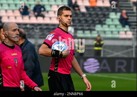 Venezia, Italia. 25th Feb, 2023. Il Referee della partita Luca Zufferli durante il Venezia FC vs Cagliari Calcio, partita italiana di calcio Serie B a Venezia, febbraio 25 2023 Credit: Independent Photo Agency/Alamy Live News Foto Stock