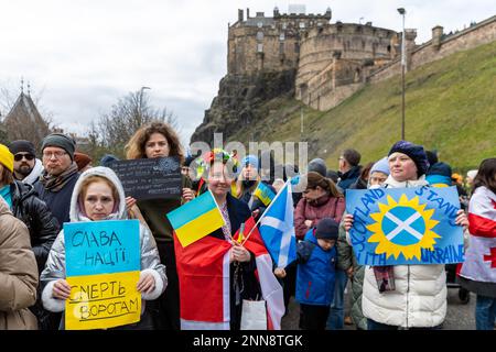 marzo ucraino Edimburgo segna un anno dallo scoppio della guerra Foto Stock