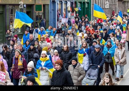 marzo ucraino Edimburgo segna un anno dallo scoppio della guerra Foto Stock
