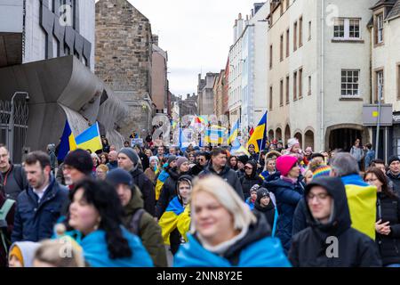 marzo ucraino Edimburgo segna un anno dallo scoppio della guerra Foto Stock