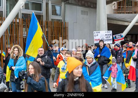 marzo ucraino Edimburgo segna un anno dallo scoppio della guerra Foto Stock