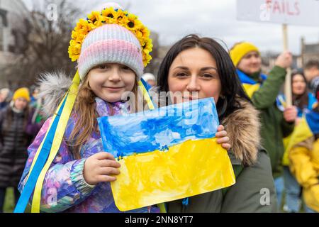 marzo ucraino Edimburgo segna un anno dallo scoppio della guerra Foto Stock