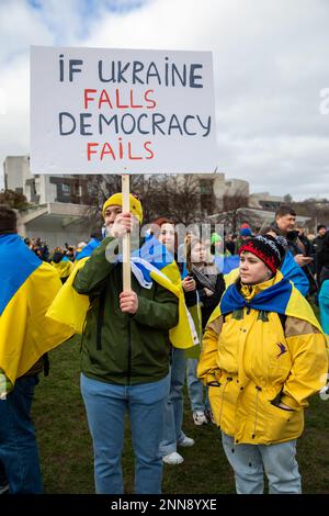 marzo ucraino Edimburgo segna un anno dallo scoppio della guerra Foto Stock