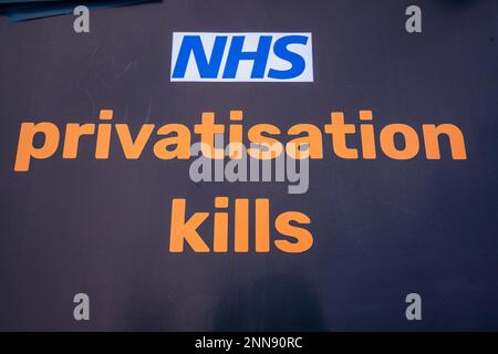 Londra, Regno Unito. 25 febbraio 2023. I manifestanti si sono riuniti in Parliament Square, chiedendo di porre fine ai tagli e alle privatizzazioni della NHS, in risposta ad uno studio della Oxford University Lancet che ha trovato un collegamento tra l'outsourcing dei servizi della NHS e la morte prevenibile di 557 persone dal 2013. Credit: amer Ghazzal/Alamy Live News Foto Stock