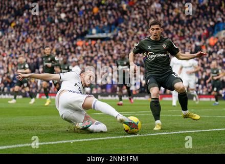 Luke Ayling (a sinistra) del Leeds United e Romain Perraud di Southampton in azione durante la partita della Premier League a Elland Road, Leeds. Data immagine: Sabato 25 febbraio 2023. Foto Stock